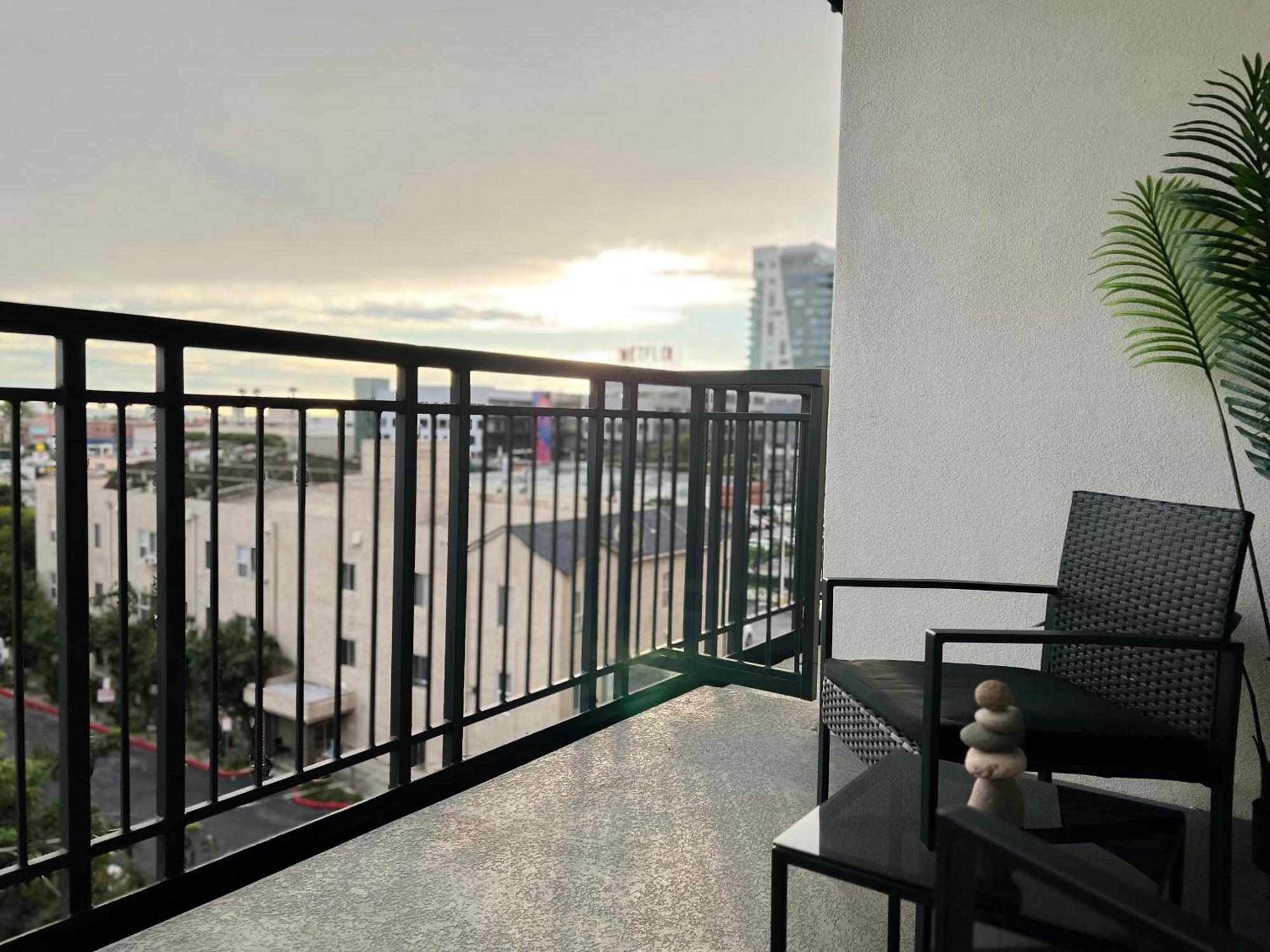 Modern Hollywood Sunset View & Free Parking Apartment Los Angeles